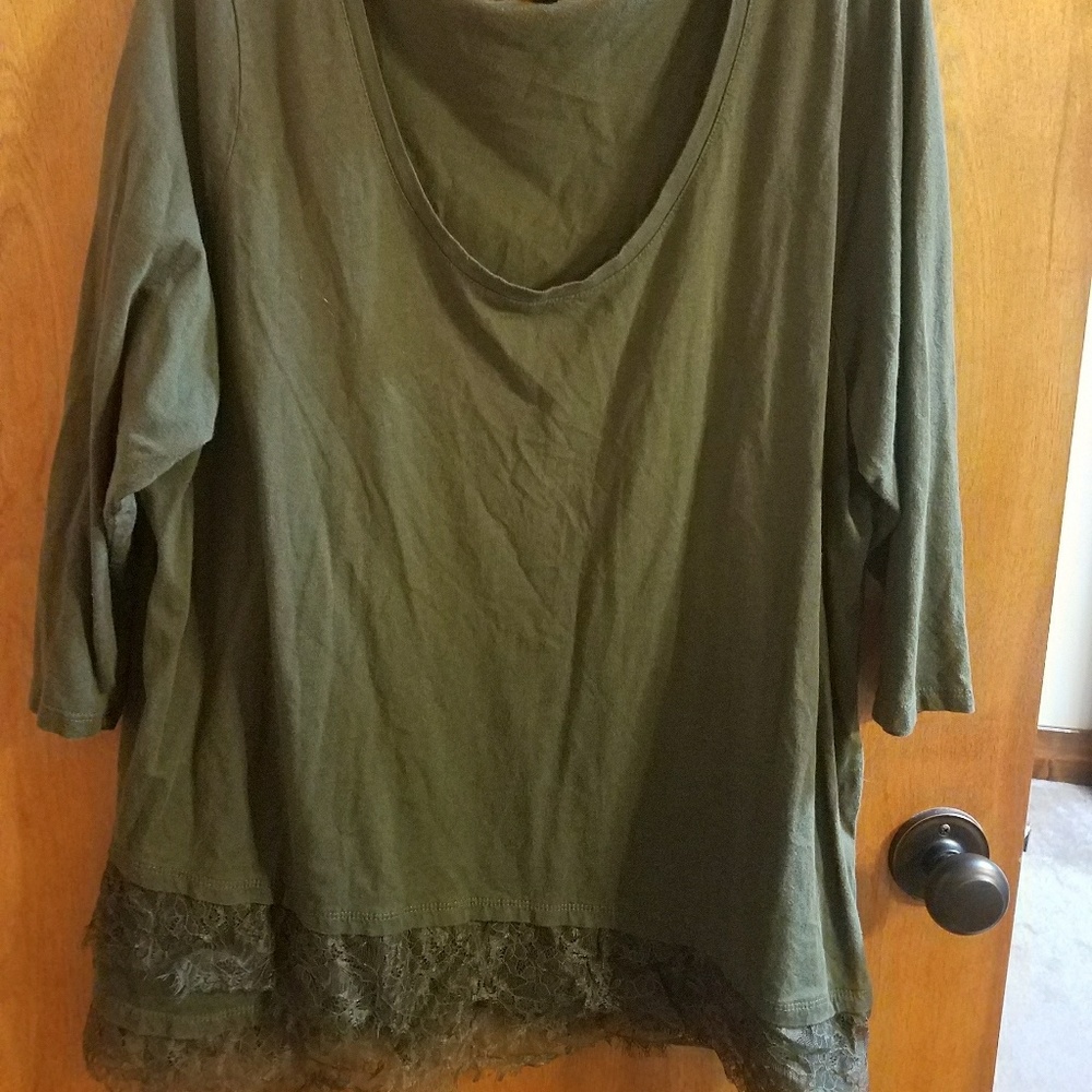 Hunter green 3/4 sleeve top with lace detail.